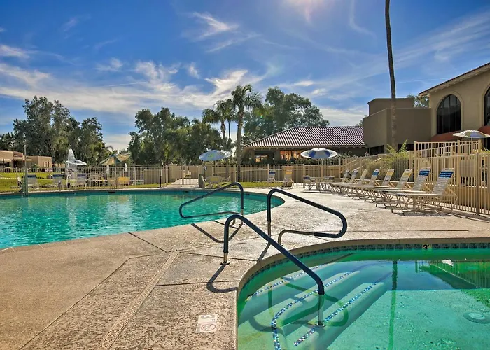 Snowbird & Golfer Oasis! Lake-view Peoria Retreat Holiday home *