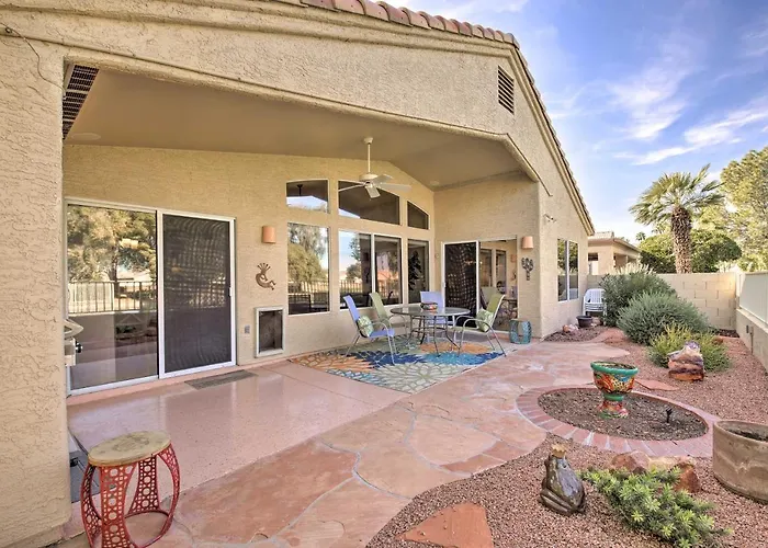 Snowbird & Golfer Oasis! Lake-view Peoria Retreat Holiday home