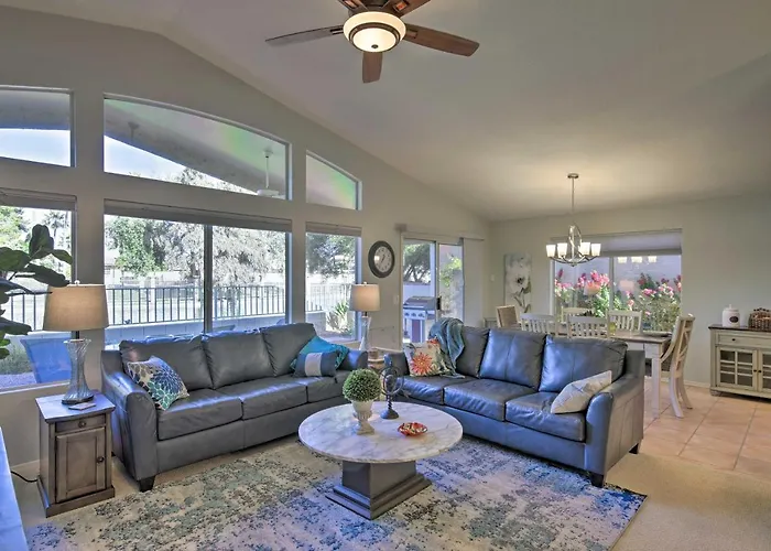 Holiday home Snowbird & Golfer Oasis! Lake-view Peoria Retreat *