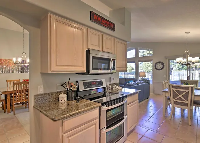 Holiday home Snowbird & Golfer Oasis! Lake-view Peoria Retreat *