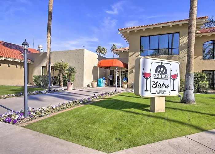Holiday home Snowbird & Golfer Oasis! Lake-view Peoria Retreat *
