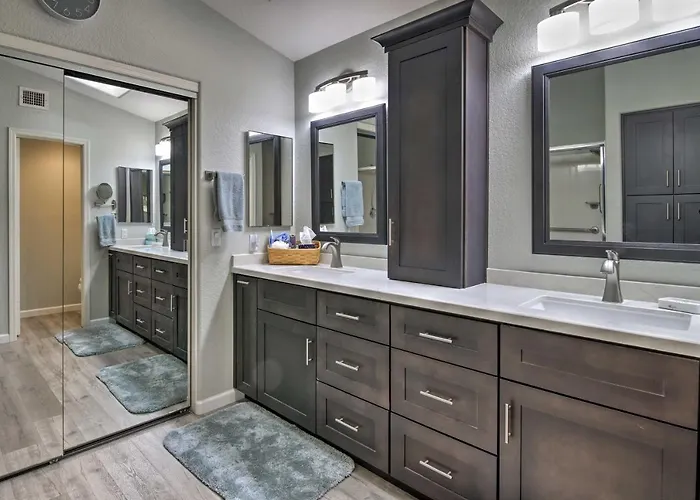 Snowbird & Golfer Oasis! Lake-view Peoria Retreat Holiday home