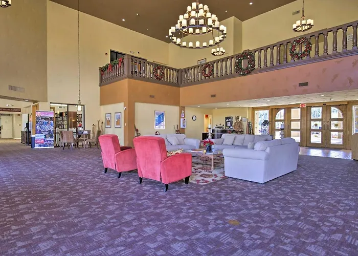Snowbird & Golfer Oasis! Lake-view Peoria Retreat *