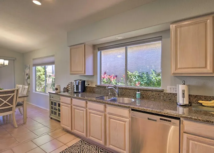 Snowbird & Golfer Oasis! Lake-view Peoria Retreat Holiday home *