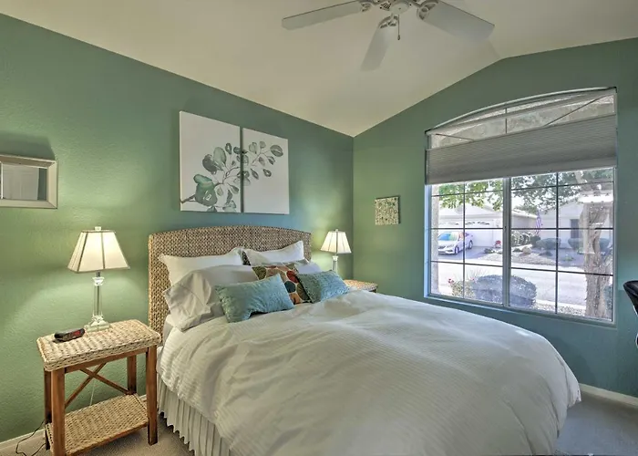 Holiday home Snowbird & Golfer Oasis! Lake-view Peoria Retreat *