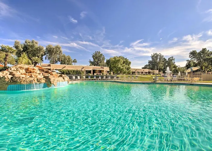 Snowbird & Golfer Oasis! Lake-view Peoria Retreat Holiday home Surprise